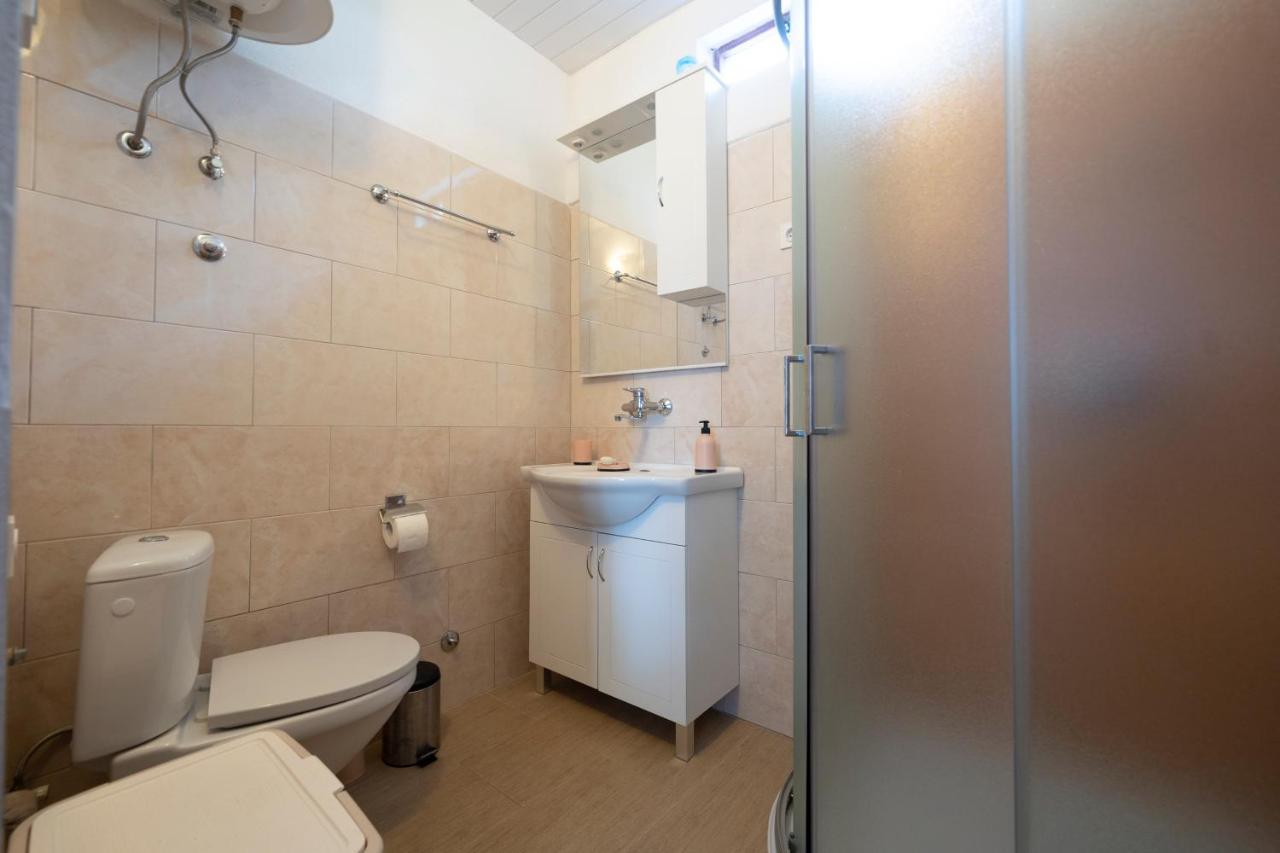 Studio Apartman Ema 2 Ґорні Карин Екстер'єр фото